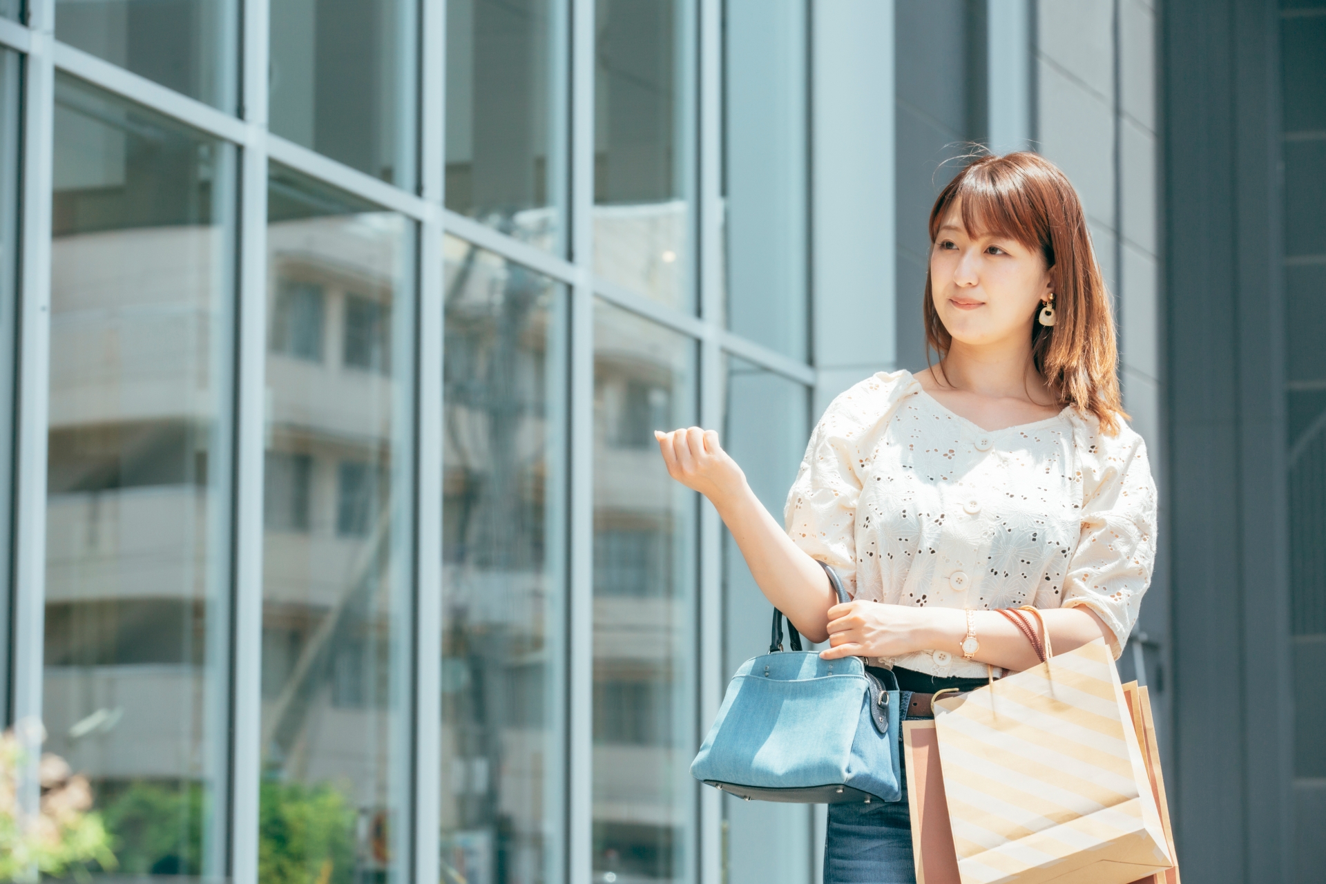 不動産投資を検討する女性のメリットを表現した画像