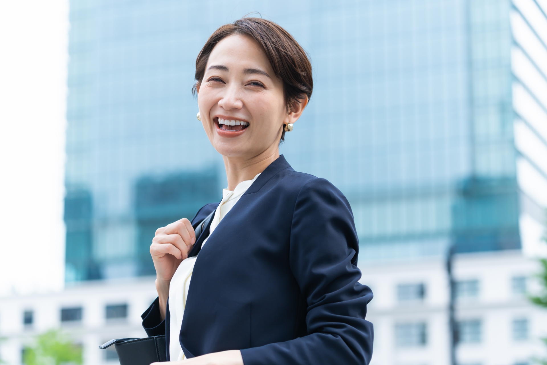 シングルマザーが家計管理と資産形成のバランスを考えている様子